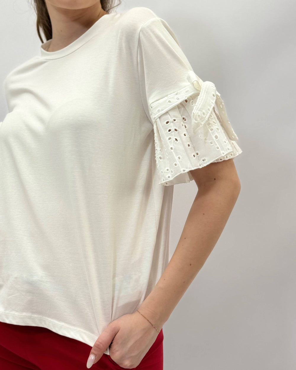 Rozanne™ Emma & Rose Cape Town maglieria T-shirt with soft fabrics and elegant guipure sleeve details.
