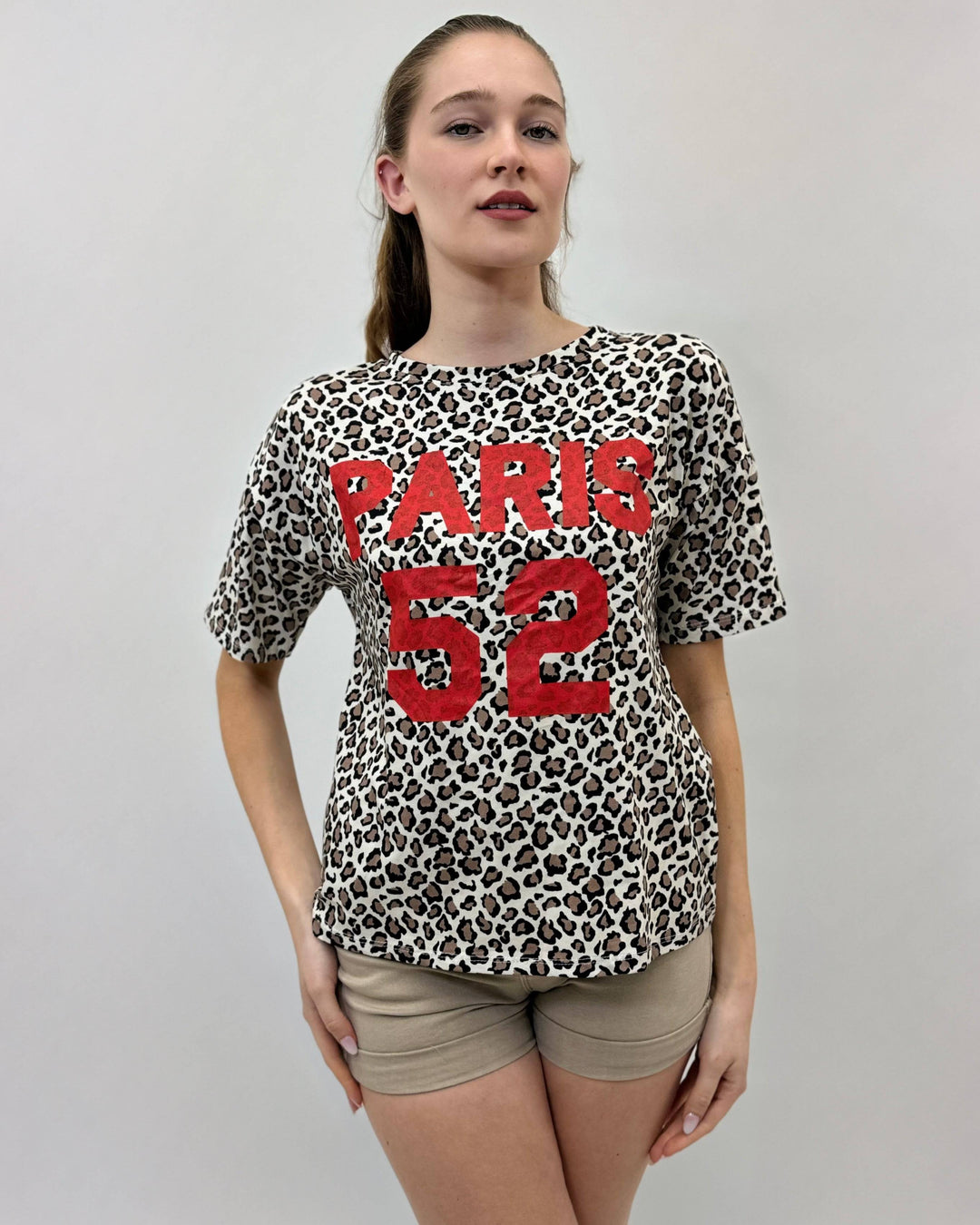 Leopard print Emma & Rose Cape Town Paris Writing maglieria top with long sleeves and relaxed fit on model.