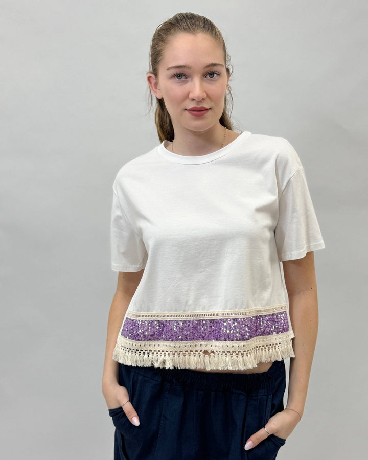 Emma & Rose Cape Town Rina™ Sequin Fringe T-shirt in maglieria, featuring a stylish sequin fringe design on the front.