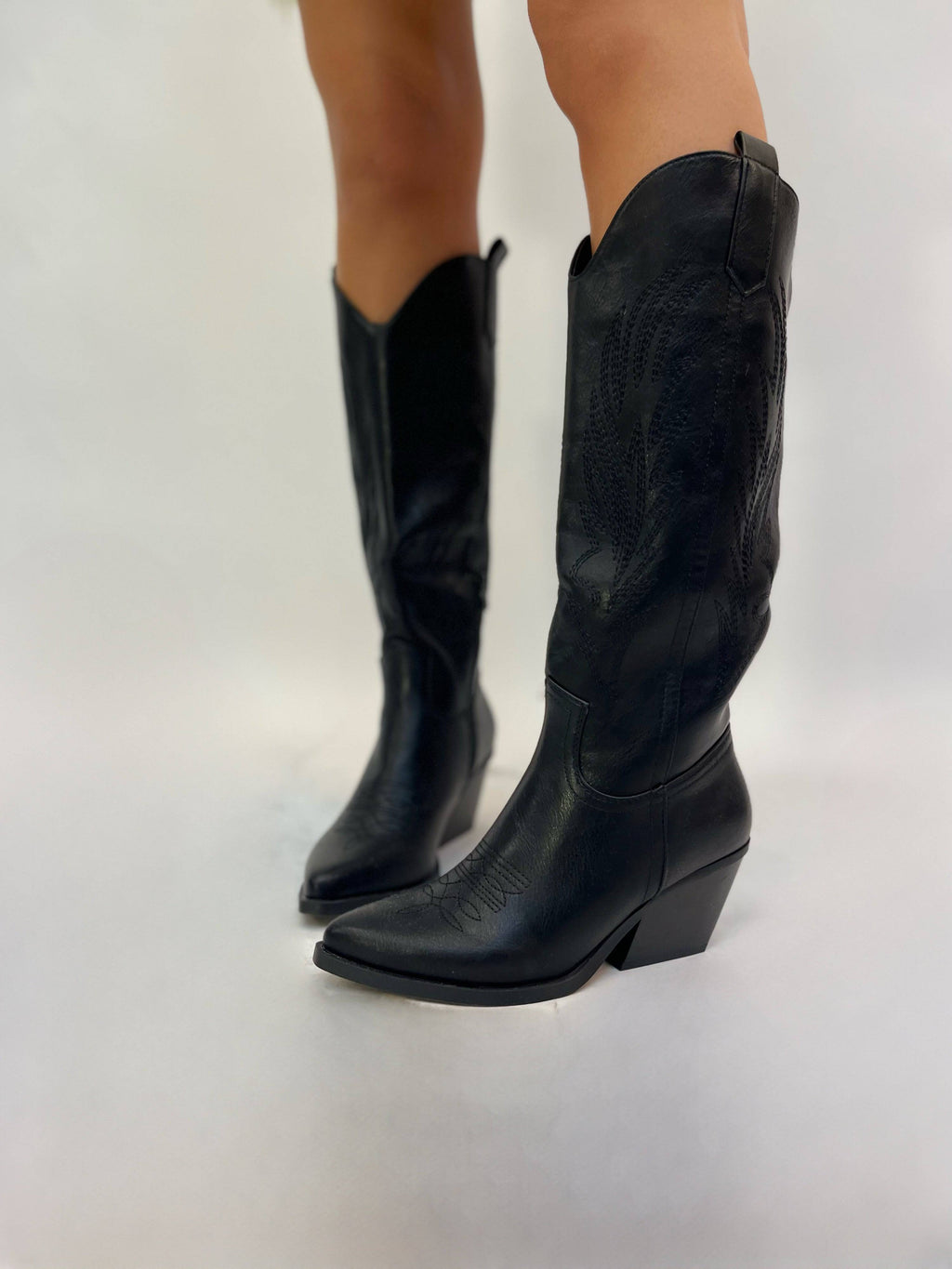 Emma & Rose Cape Town Gloria™ elegant scarpe boots with sleek design and stylish details, perfect for sophisticated footwear style.
