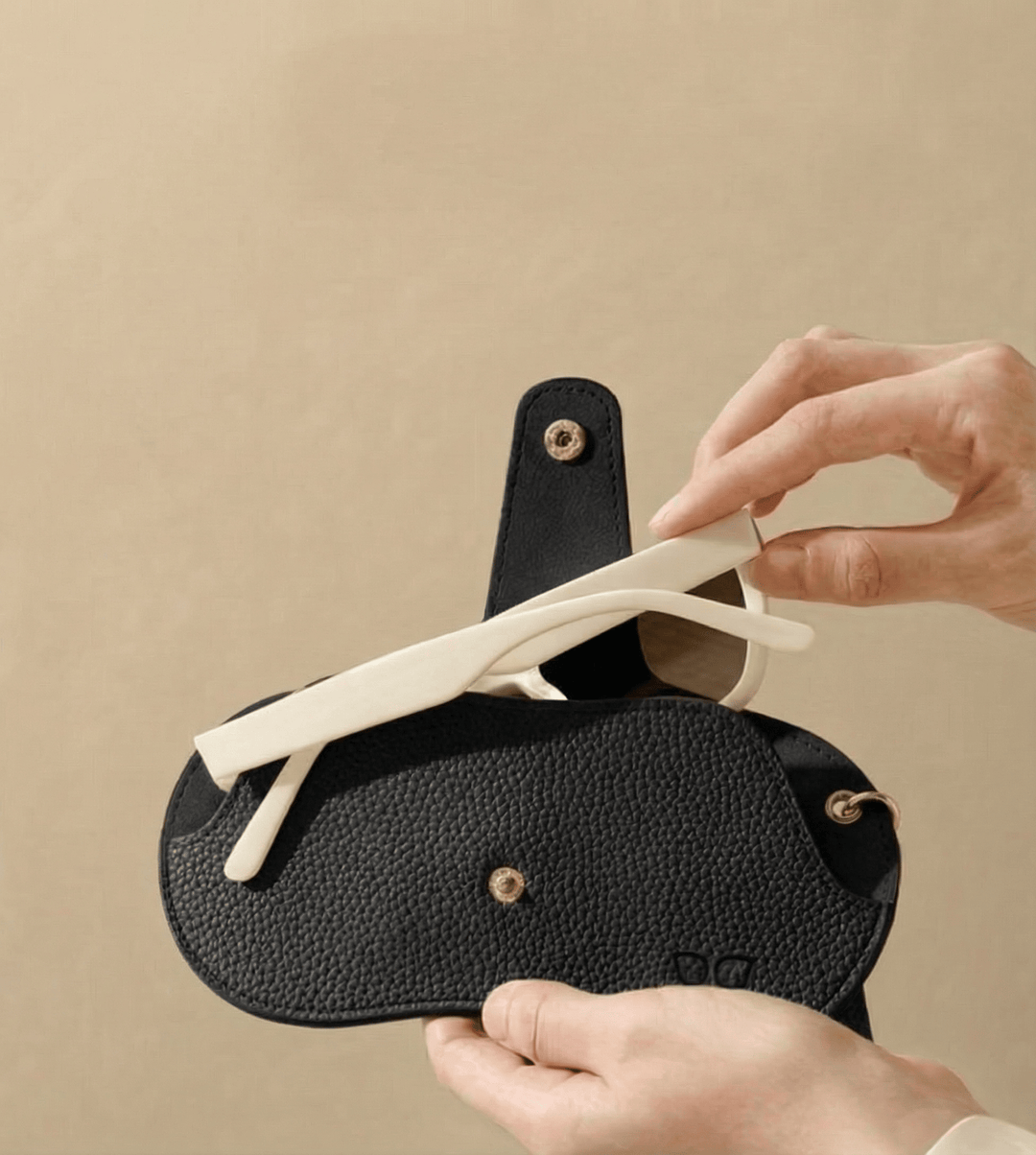 Emma & Rose Cape Town Carmen™ glasses case, stylish borse with a sleek design and secure closure for protecting eyewear.