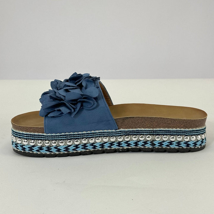 Emma & Rose Cape Town Platform™ slippers with ruffle detailing, stylish slip-on shoes in soft fabric with ruffled accents.