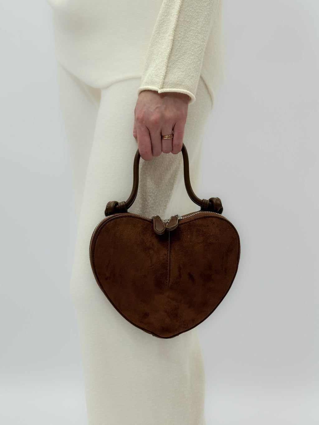 Heart-shaped Emma & Rose Cape Town Greta™ borsa made of soft luxurious fabrics with chic effect.