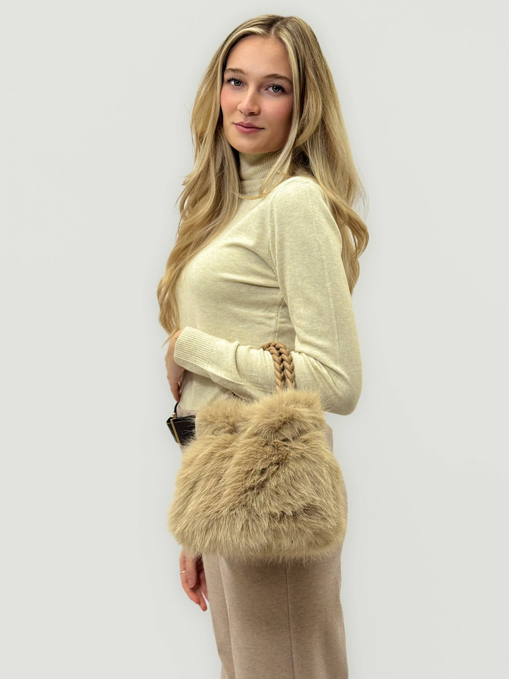 Emma & Rose Cape Town Willemien™ soft faux fur handle on a stylish borse with plush, luxurious texture and elegant design.
