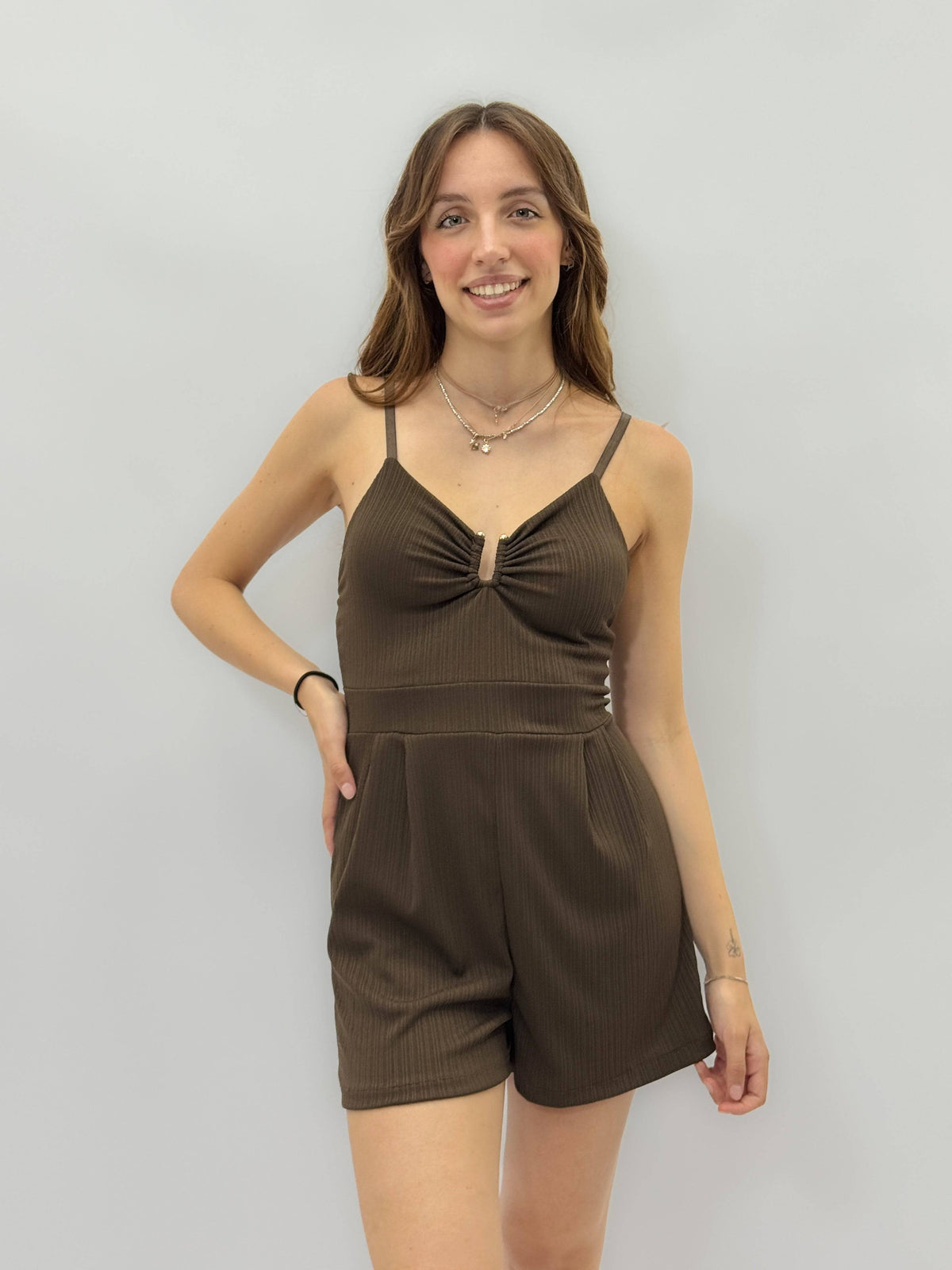 Emma & Rose Cape Town Paulien™ jumpsuit with hook detail, stylish abiti featuring a modern, elegant design.