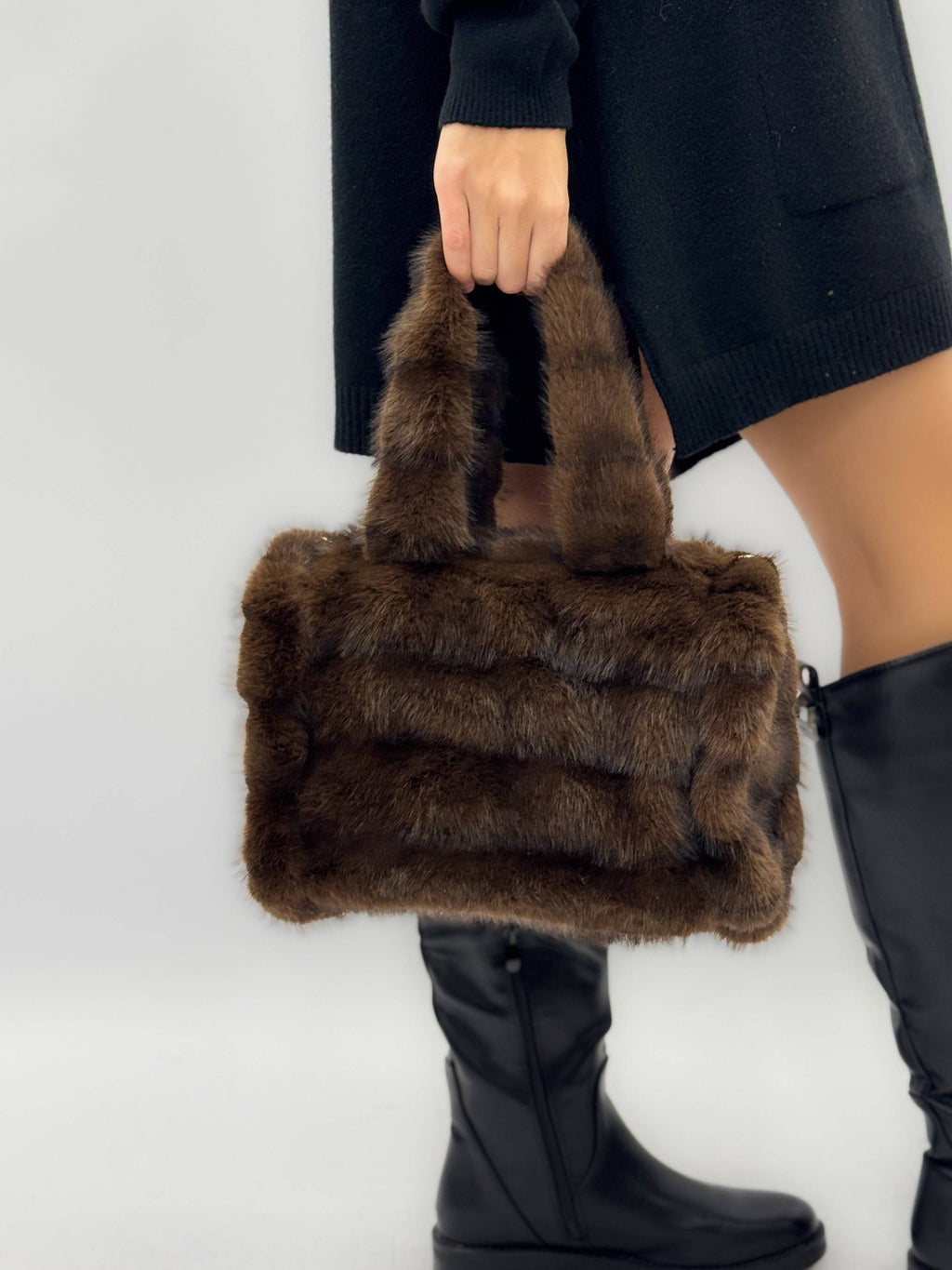 Emma & Rose Cape Town Saskia™ soft synthetic fur effect borse with plush, textured design, stylish and cozy accessory.