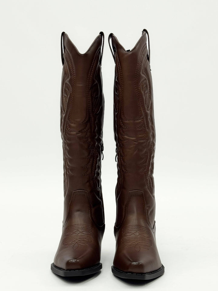 Emma & Rose Cape Town Rodeo™ cowboy boots, brown leather scarpe with pointed toes and decorative stitching.