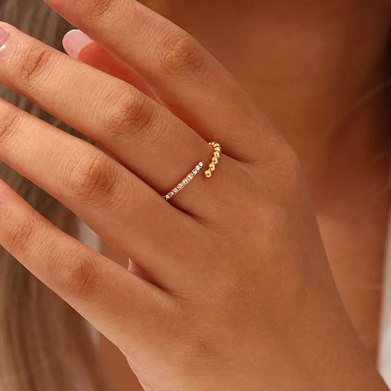 Emma & Rose Cape Town Sereliette Shine Ring, an 18k gold adjustable ring with a sleek, elegant design.