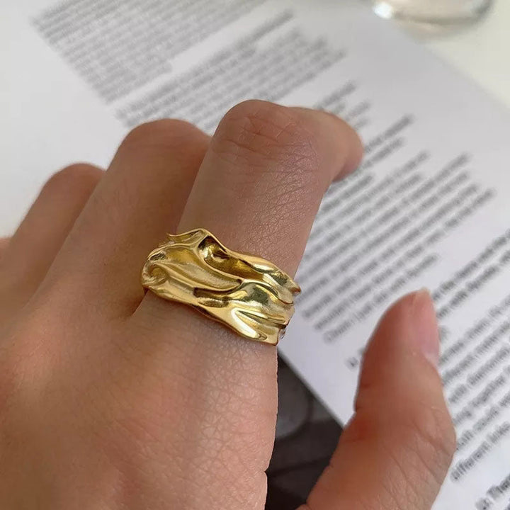 Emma & Rose Cape Town Jaylinette™ Big Ring in 18k gold, close-up of the elegant gold ring with a smooth finish.